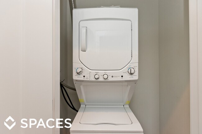 Building Photo - 849 W Lill Ave