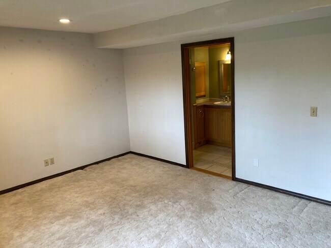 Building Photo - 17221 SE Oatfield Rd