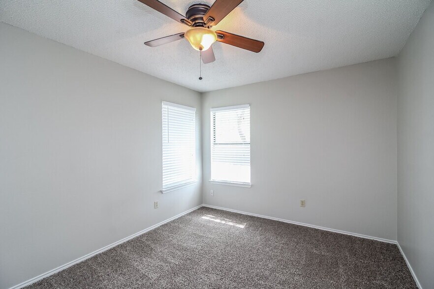 Building Photo - 927 Aspen Dr
