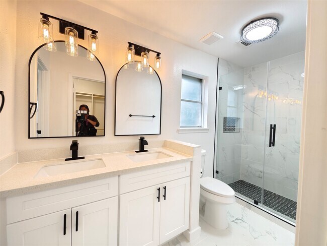 Building Photo - 4106 Clovernook Ln