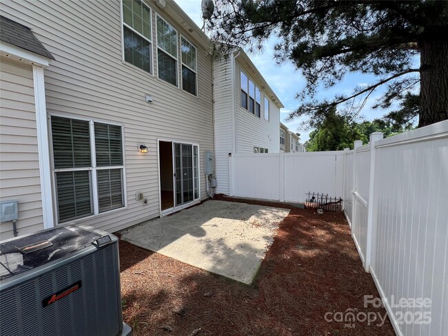 Building Photo - 10010 Blakeney Preserve Dr
