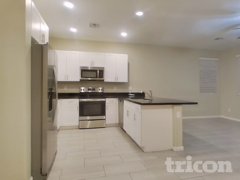 Building Photo - 12564 W Hummingbird Terrace