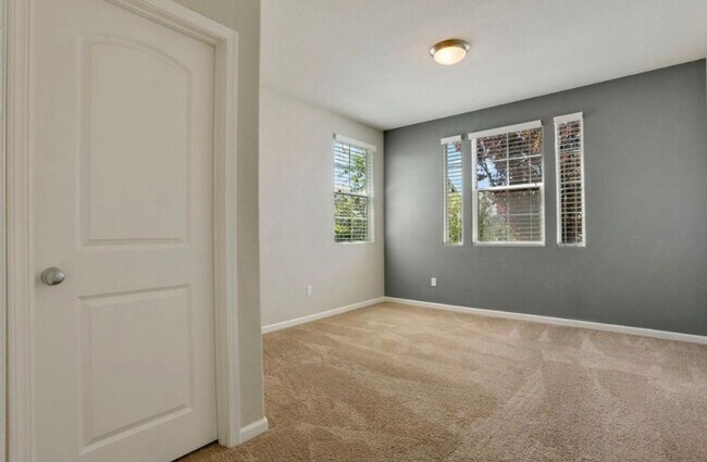 Building Photo - Beautiful 5 Bedroom, 3 Bath Tracy Home / B...