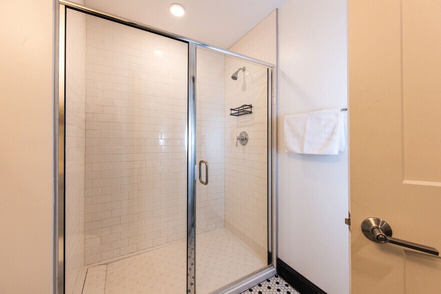 Building Photo - 758 North Broadway-SI ID1379068P