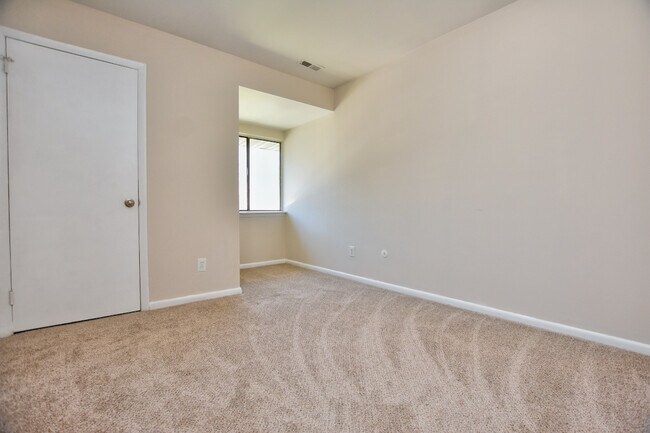 Building Photo - 10 E Daisy Ln