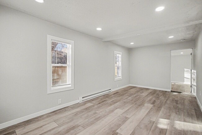 Building Photo - 2 Bedroom Single Family Home*Remodeled* Utilities included in rent!