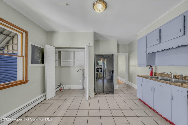 Building Photo - 19 W Bergh St