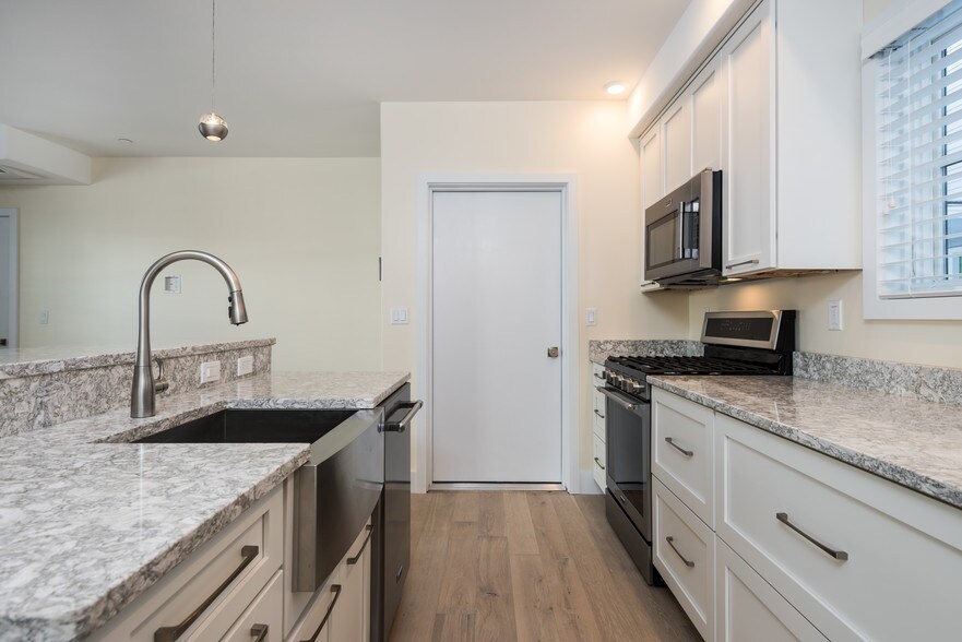 Building Photo - 52 Wilmot St