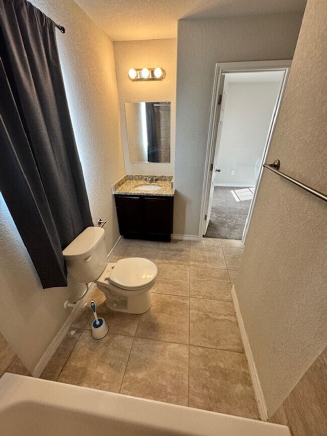 Building Photo - Elegant Townhome Ready for Move In - 3 BR 2.5 Bath - NE San Antonio (in Selma)