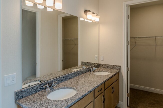 Building Photo - 16705 Victoria Grv Aly