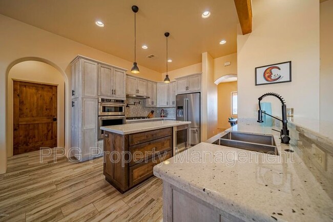 Building Photo - 335 Latigo Way