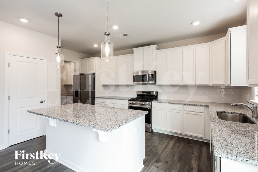 Building Photo - 300 Stonefence Dr