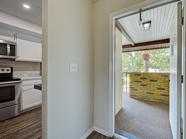Building Photo - 2BD/2BA Mission Lakes Condo