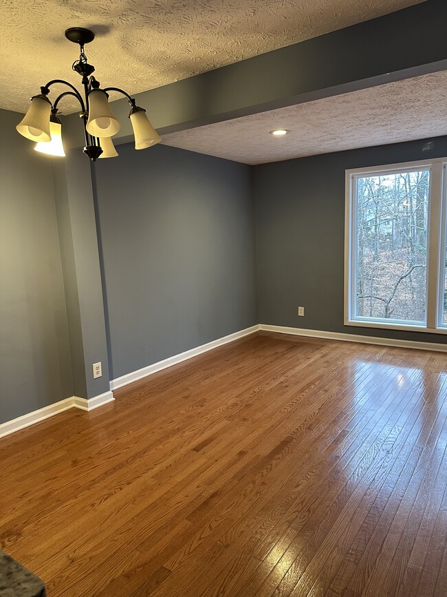 Building Photo - 8018 Grandview Ct