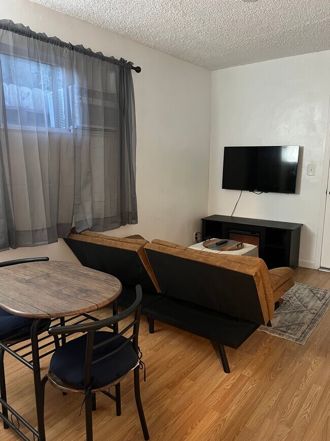 Building Photo - 419 Vaqueros Ave