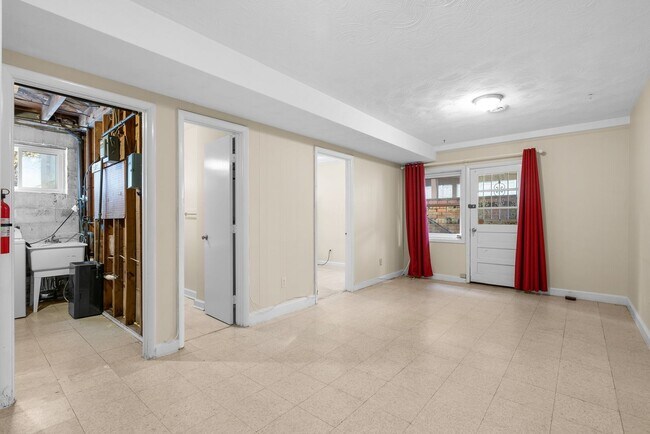 Building Photo - 4 Bedroom 3.5 Bathroom - Van Ness/Tenleytown Semi Detached Home - Attached 1 Car Garage
