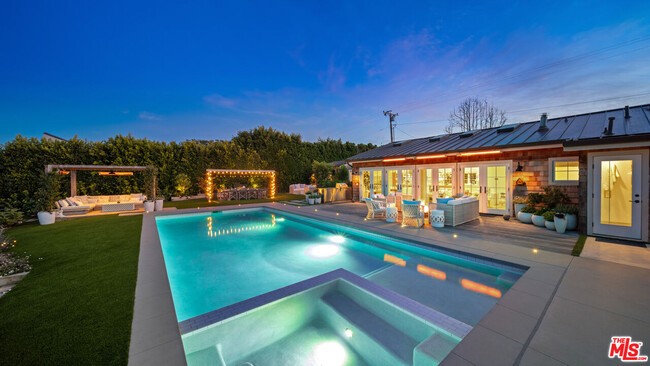 Building Photo - 6540 Dume Dr