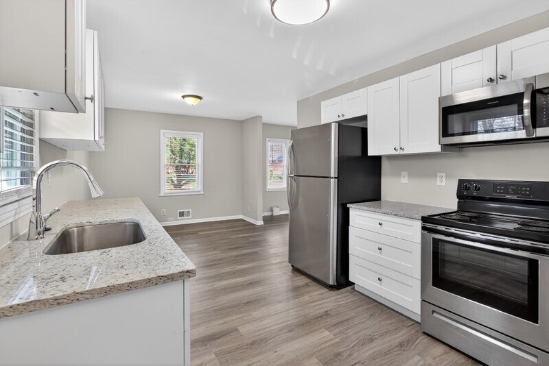 Building Photo - 586 Oakside Dr SW