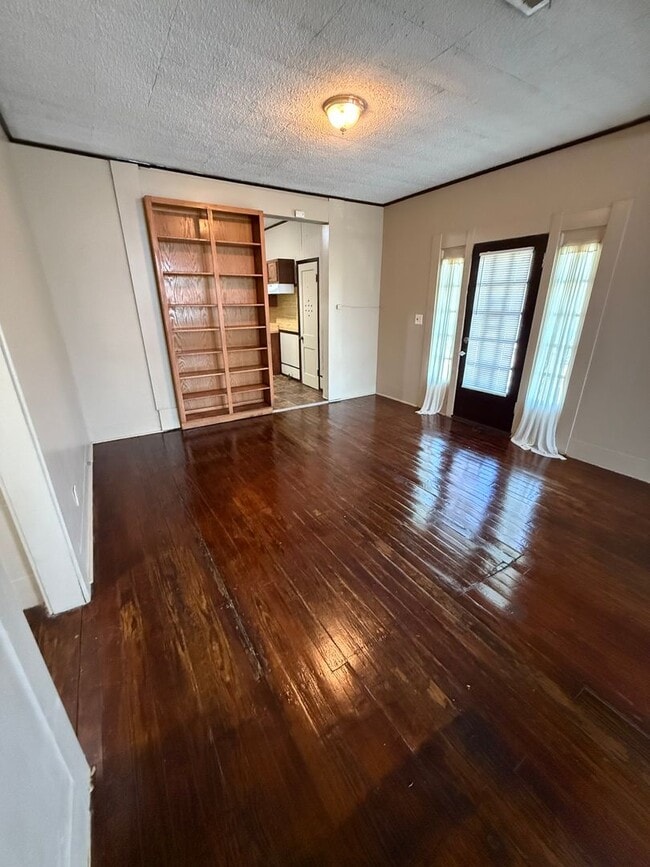 Building Photo - 3 Bedroom, 1 Bathroom Home for Rent in Beaumont