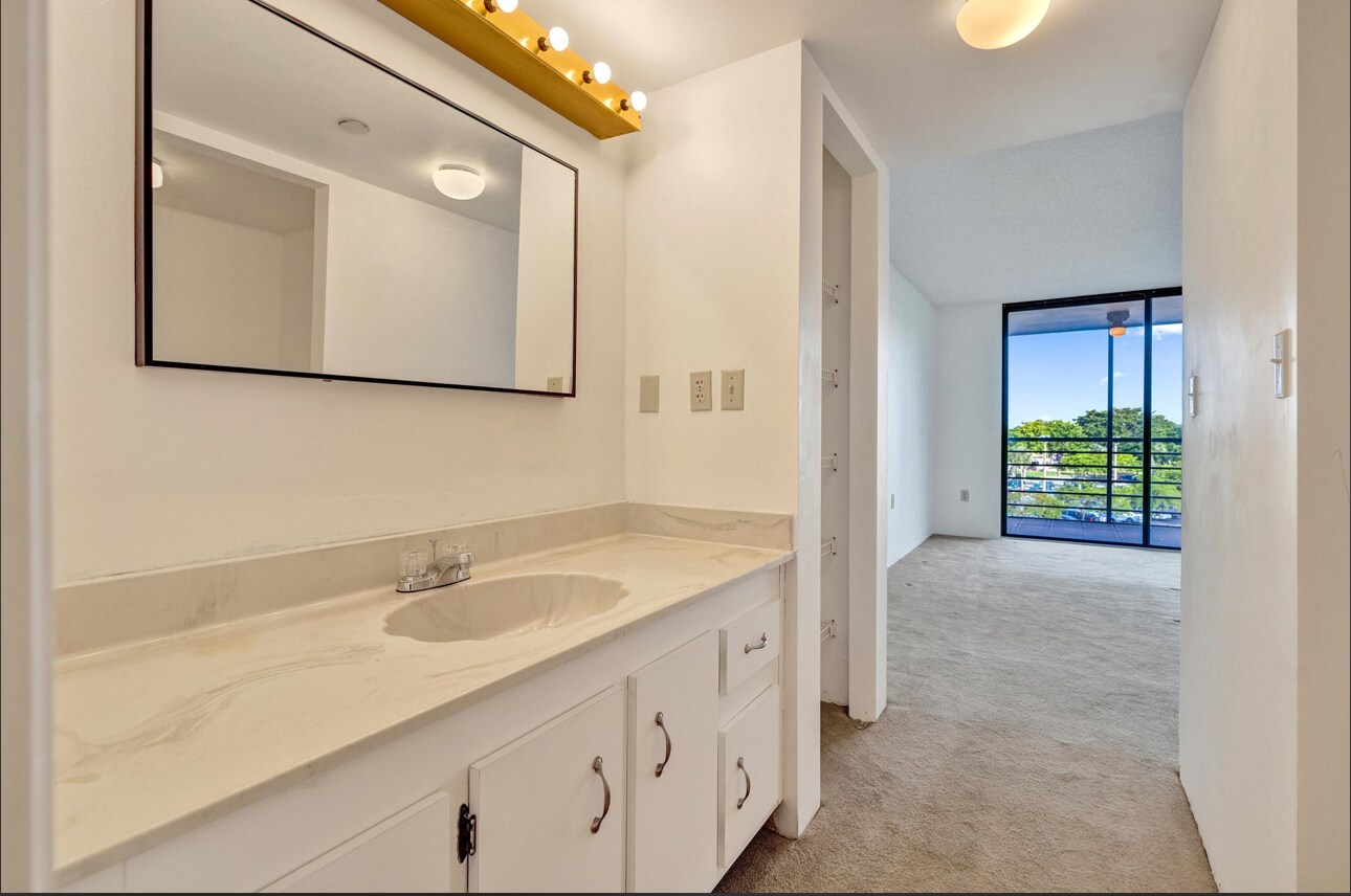 Building Photo - 1200 Saint Charles Pl