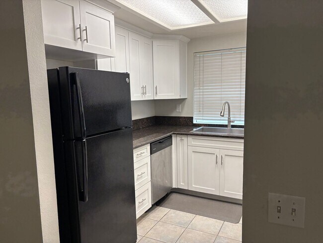 Building Photo - 2 Bedroom 2 Bath Condo Now Available - Att...