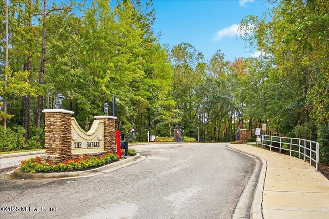 Building Photo - 446 Scrub Jay Dr