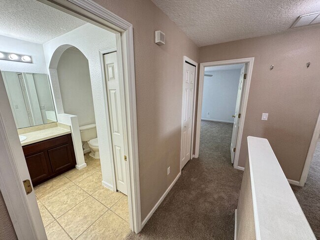 Building Photo - 5 Bedroom Townhome in Avalon Park! TESLA CHARGER INCLUDED!