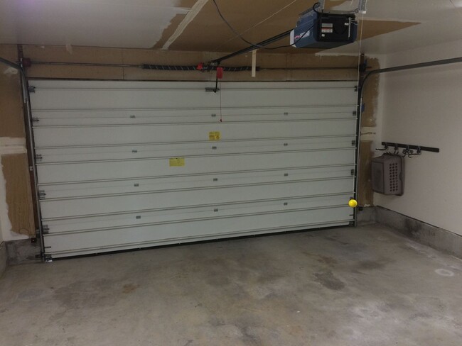 Building Photo - PENDING APPLICATIONS! Single Family Home i...