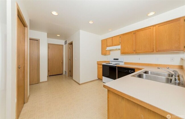 Building Photo - 2715 99th Ave NE