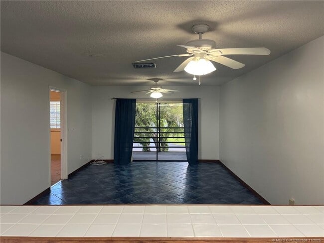 Building Photo - 1290 SE Parkview Pl