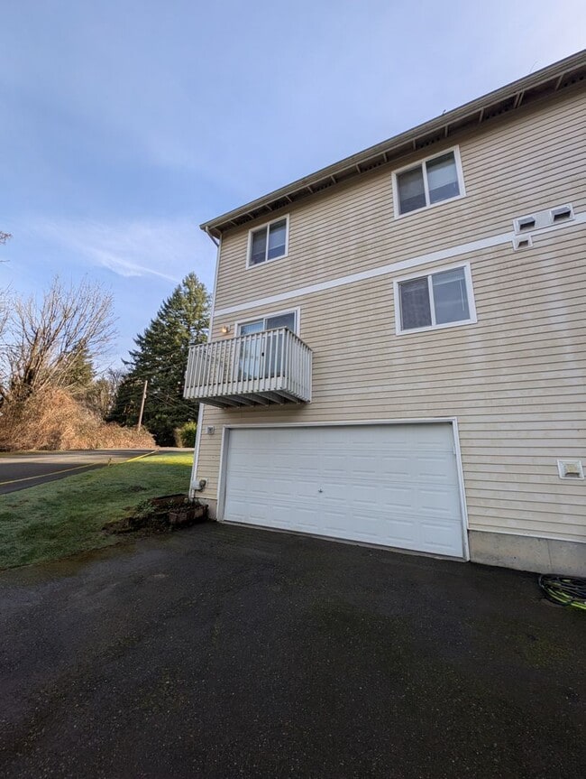 Building Photo - Centrally Located 3 Bedroom Triplex Unit Avail. for Rent - W/S/G paid with rent