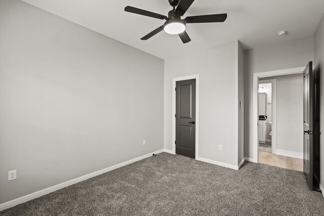 Building Photo - 2113 St Charles St