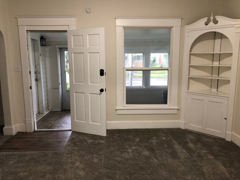 Living Room - 610 S Washington St