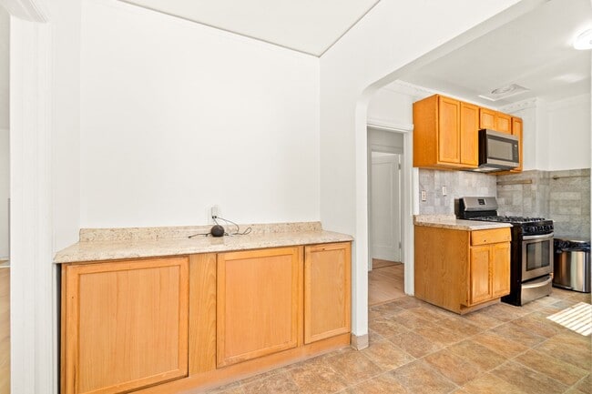 Building Photo - Charming Oakland Oasis with Detached Works...