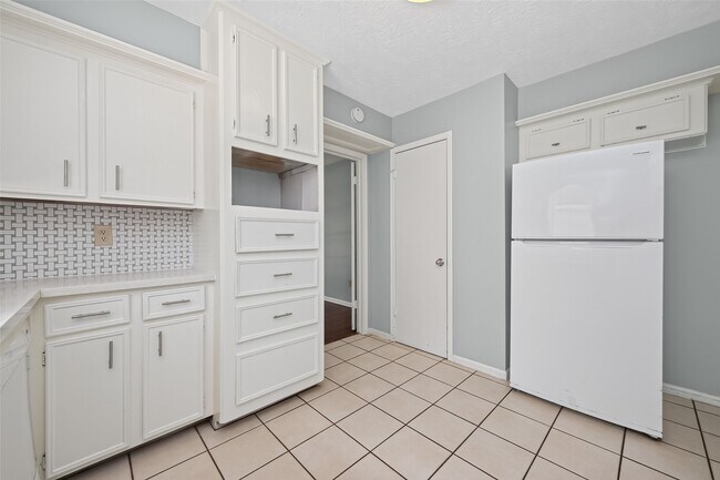Building Photo - 5703 Green Timbers Dr