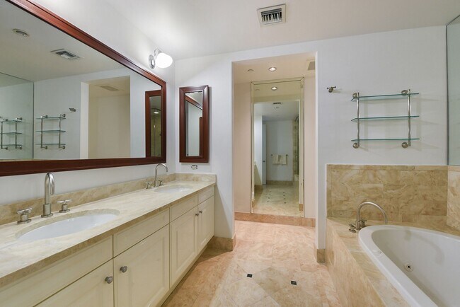 Building Photo - 1425 Brickell Ave
