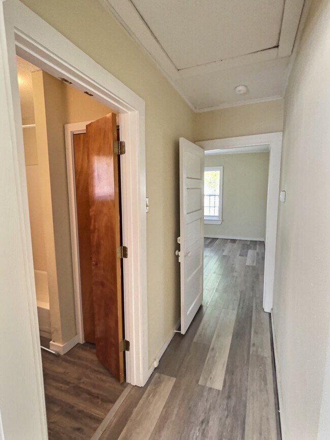 Building Photo - Cozy Cottage in Prime Downtown Ocean Springs Location!