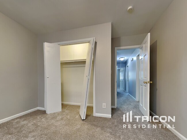 Building Photo - 401 Barbashela Dr