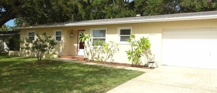 Building Photo - 1020 San Salvador Dr