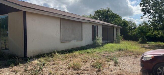 Building Photo - 4 Bedroom, 2 Bathroom Home w/ Bonus Room