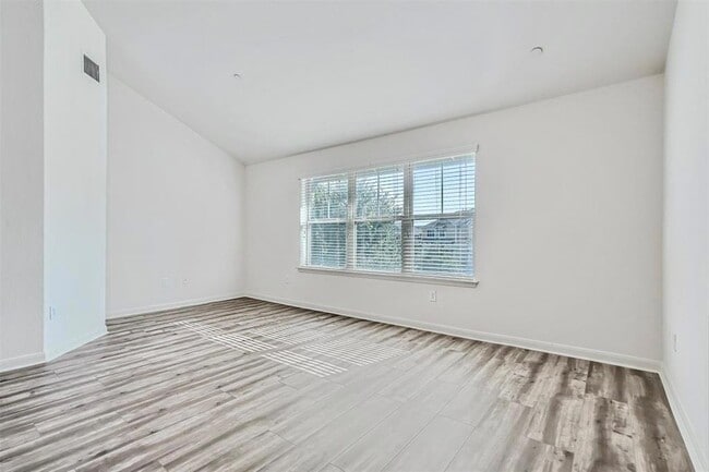Building Photo - 1620 Bryant Dr