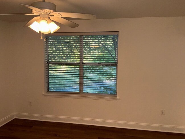 Building Photo - Beautiful 3BR 2BA condo located in the Decoverly neighborhood of Rockville