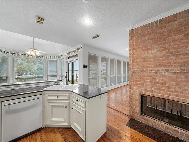 Building Photo - 2910 Chaucer Dr