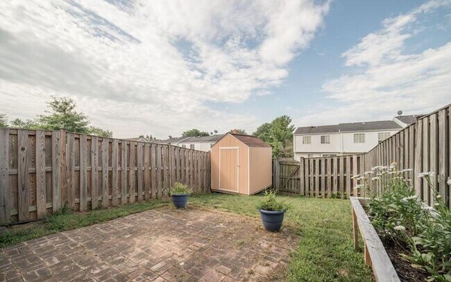 Building Photo - Well maintained 3 bedroom townhouse in established Frederick community ready early May!