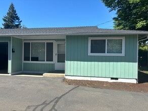 Building Photo - Cute 2 bedroom west Roseburg duplex with carport