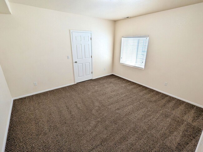 Building Photo - Large Single Family Home