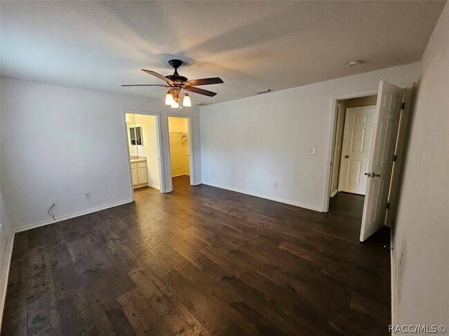 Building Photo - 844 W Wycliffe Ln