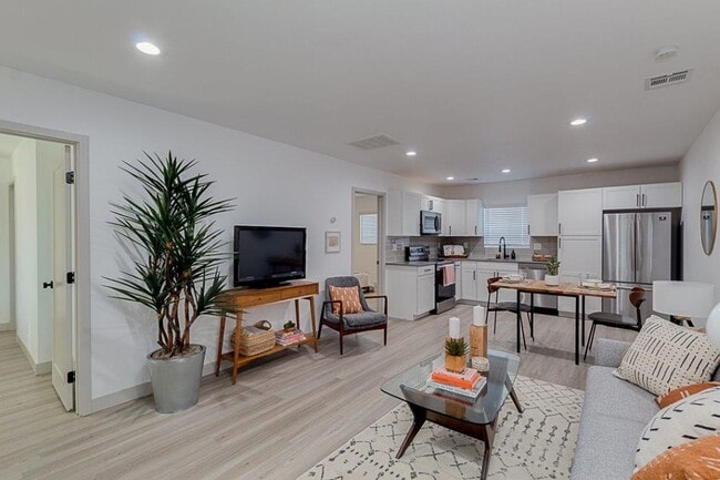 Building Photo - $599 Move in Special - Gorgeous, Open Concept Two Bed Two Bath near Old Town Scottsdale!