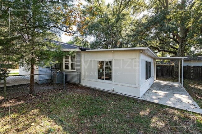 Building Photo - Adorable 3 Bed 2 Bath Cottage with Double ...
