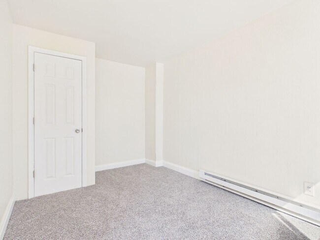 Building Photo - Large 4 Bedroom Single Family on Reily St.